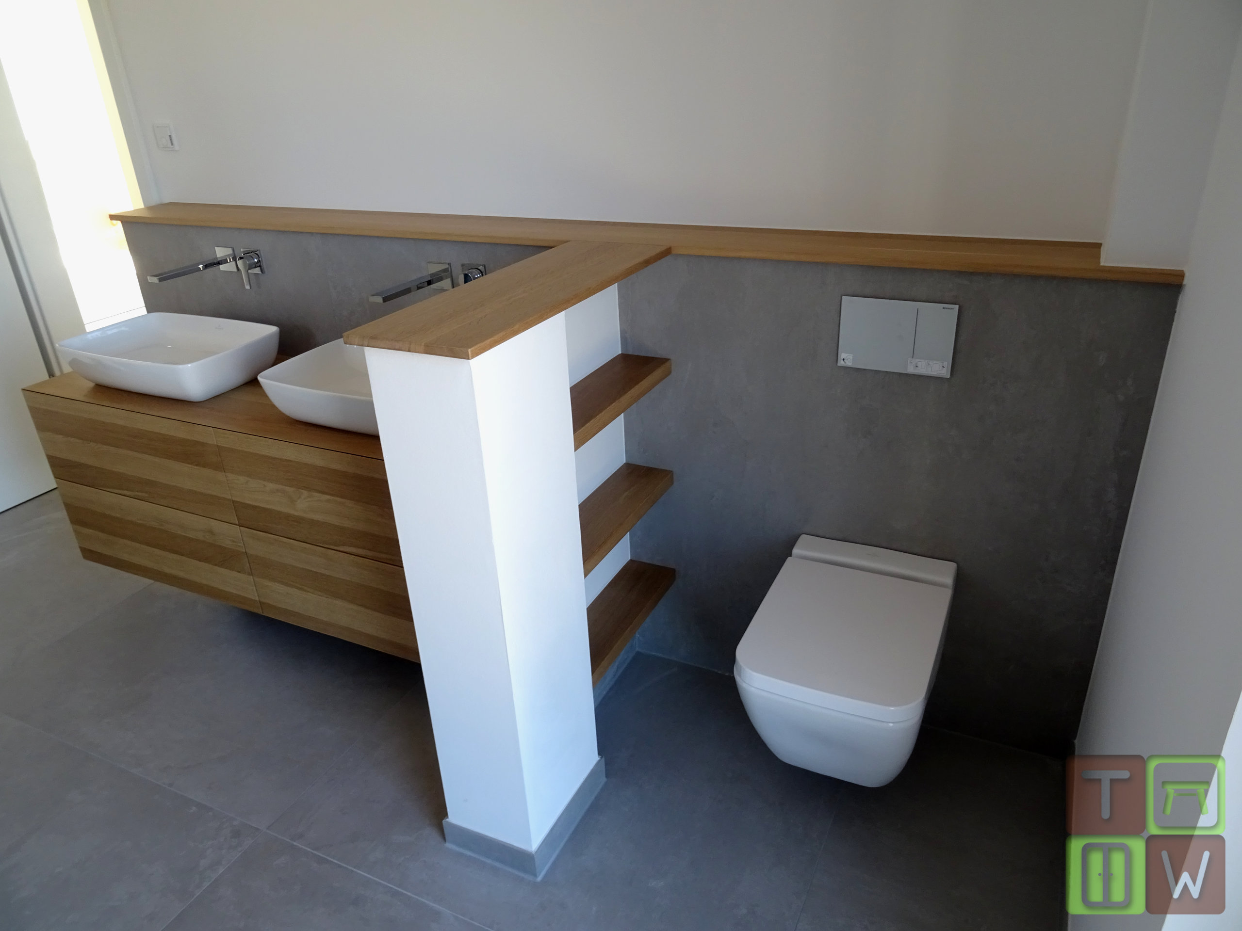 Badezimmer mit Echtholzregalböden und Waschbeckenuntertisch