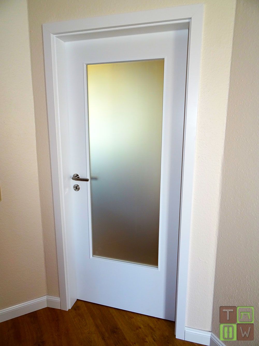 Zimmertüre mit großem Glasausschnitt