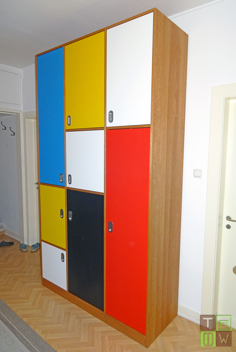 Schrank mit bunt lackierten Türen