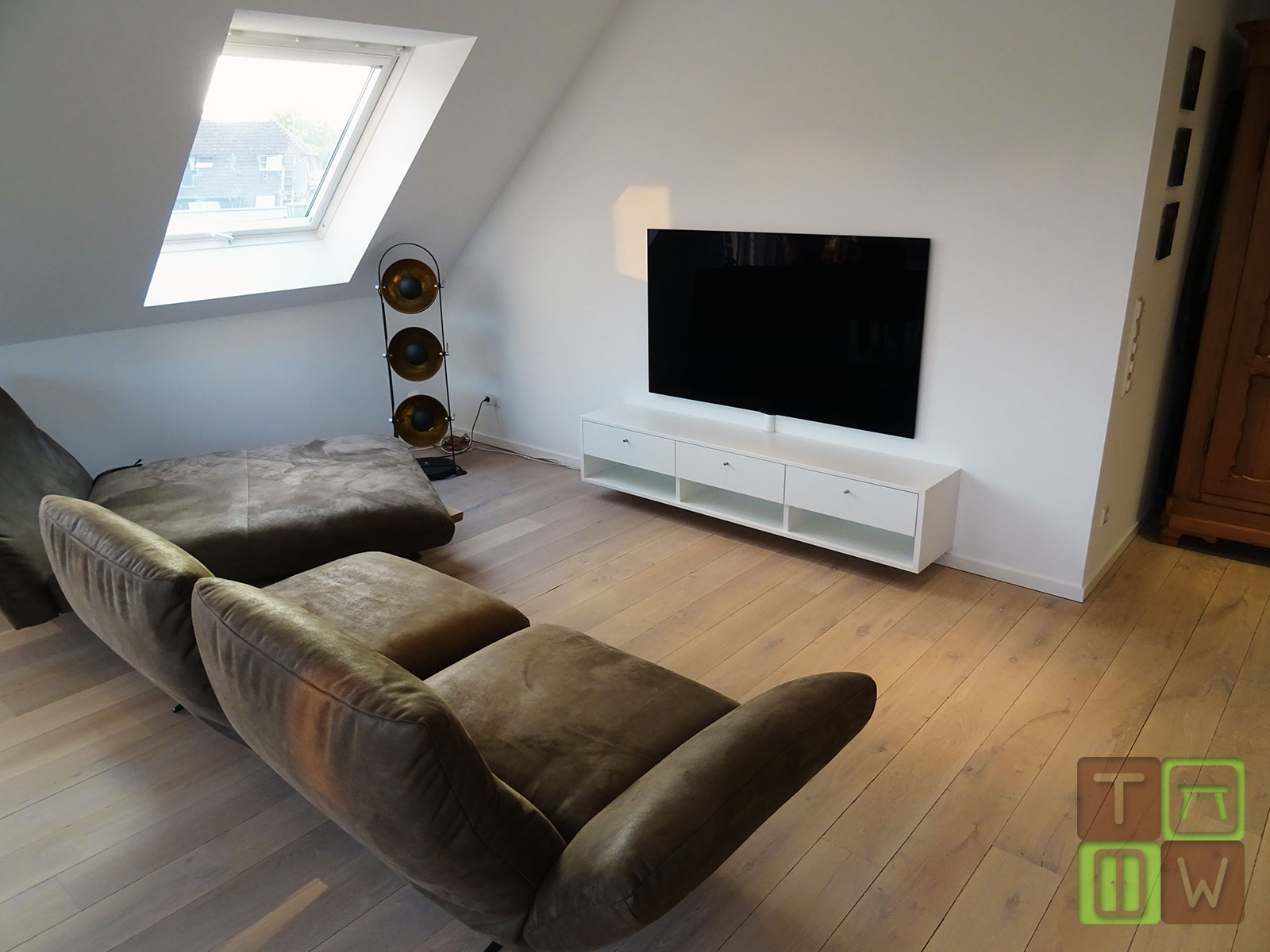 Gemütliches Wohnzimmer mit weißem Fernsehunterschrank