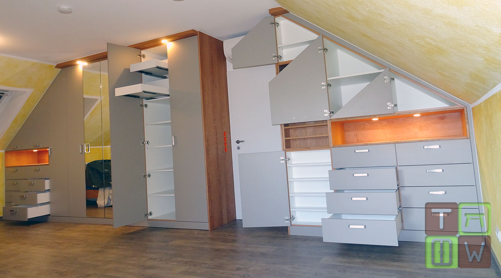 Komplette Wand mit Einbauschrank in doppelter Dachschräge