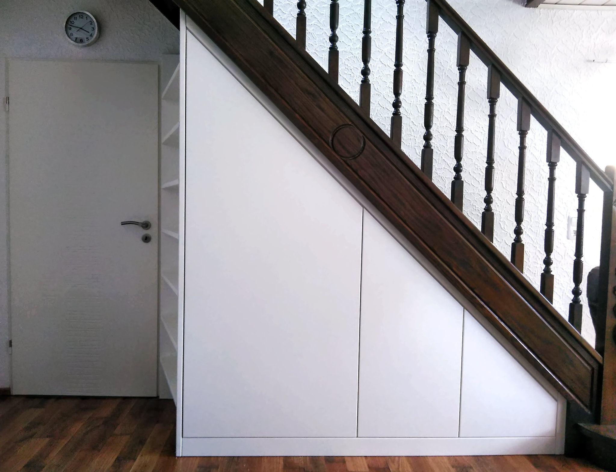 Treppenunterschrank passgenau weiß