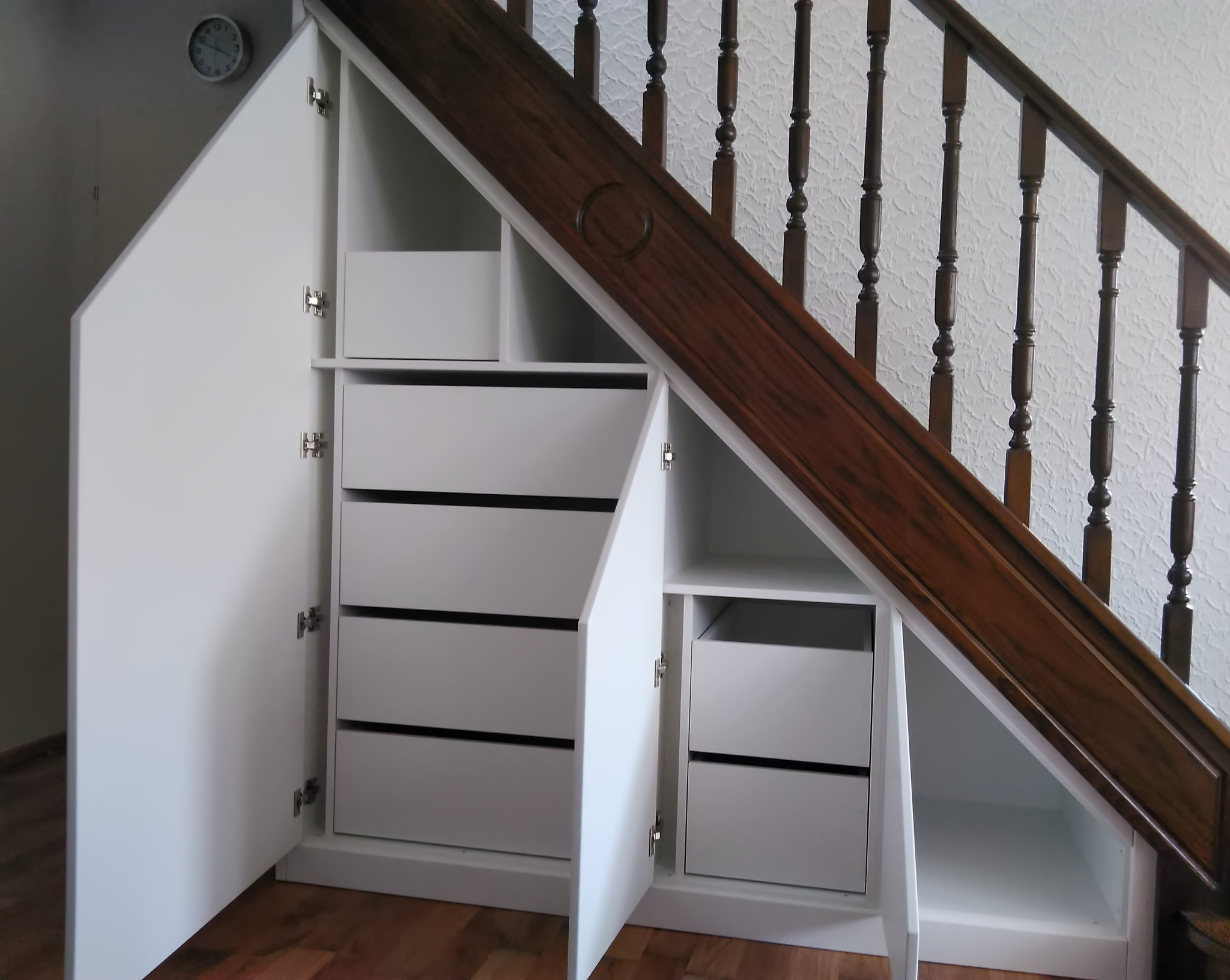 Treppenunterschrank passgenau weiß mit geöffneten Türen